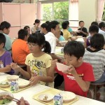 吾田小学校で地産地消の交流給食