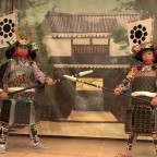 鎧兜を着て親子で写真