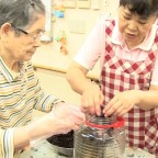 梅干し漬けで地域と交流