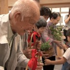 園児と高齢者が誕生会で交流