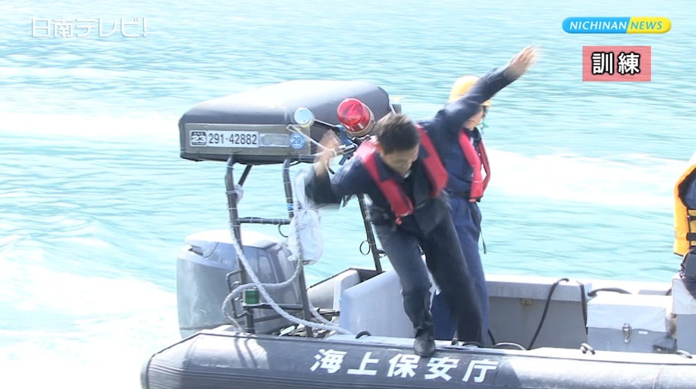 宮崎海上保安部 油津港で救命胴衣訓練
