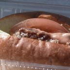 チョウザメを使ったロイヤルホットドッグの試食