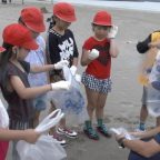小学生と海上保安部が漂着ゴミの調査