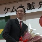 広島 ケムナ投手 母校に訪問